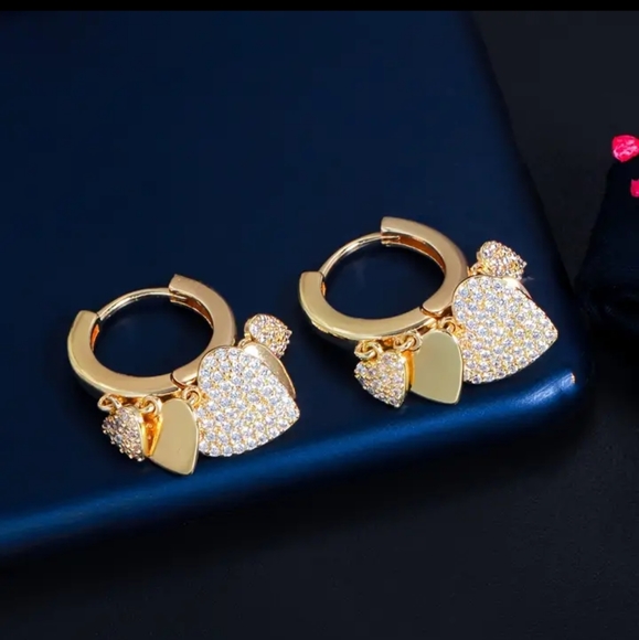 🎄18k. Gold Plated Earrings - Picture 2 of 6